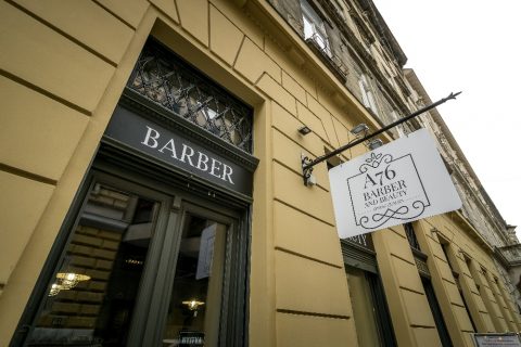 Így különbözteti meg magát ez a budapesti férfi fodrászat